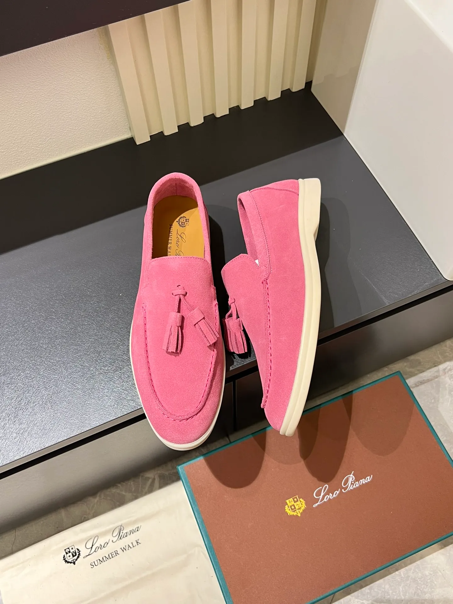 Men's shoes 💰p360 "Loro men's shoes 💰pian'*" Classic L men's shoes for couples 💰p Top version British flat loafers, a must-have item in old money style, the minimalist design is eye-catching and durable, a plus point for dressing The soft foot feel and texture are outstanding. They don’t scratch your feet and are very nice. They are matched with soft and waxy soles. They can be worn daily for a long time without getting tired. They are easy to wear, versatile and classic items, with perfect foot feel and texture! Imported cashmere fabric, the lining is made of imported A-grade water-dyed cow lining, the top version of the genuine leather midsole is sewn with pure handmade mark thread! Size: Female 35-40 (34. Customized) Male 38-44 (45.46. Customized)